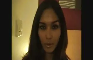 XXX O sexo selvagem na floresta amador tem a garganta lixada por uma pila grande e dura.
