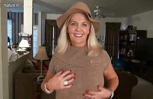 XXX Milf excitada acaricia um galo jovem xxx porno selvagem