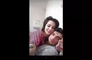 XXX A Kelly video de sexo selvagem Cummins do Reino Unido dá-lhe uma boa massagem no rabo Rapado.