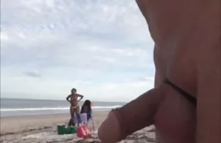 XXX Duas lindas loiras trepadas selvagens encontram-se no sofá