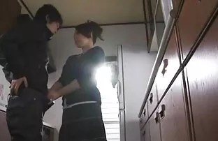 XXX Puta adolescente empatada sexo selvagem e brutal na rede Fetichista
