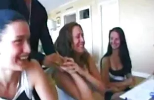 XXX A falsa estrela ver filme pornô selvagem de TV de táxi fica com uma cara pegajosa.
