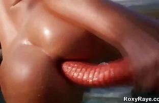 XXX O jovem heterossexual masturba-se pelo DILF. porno selvagem com animais