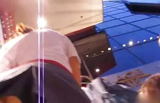 XXX A criada asiática sexo selvagem na rua limpa uma BBC!