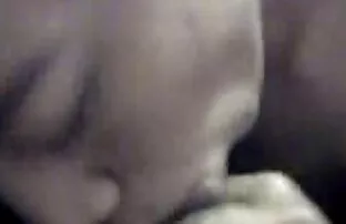 XXX Shemale loira fodida vídeo de sexo pornô selvagem por um vibrador preto
