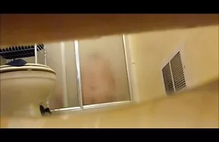 XXX O atleta Asiático junta-se ao grupo amador sexo selvagem com dois por comer esperma e ter um quarteto descalço.