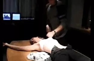XXX A morena FakeAgentUK Chupa redtube sexo selvagem pilas Debaixo da secretária.